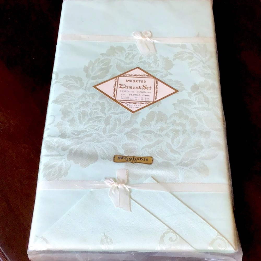 Vintage Imported Damask 9 Piece Tablecloth with Napkins. NEW